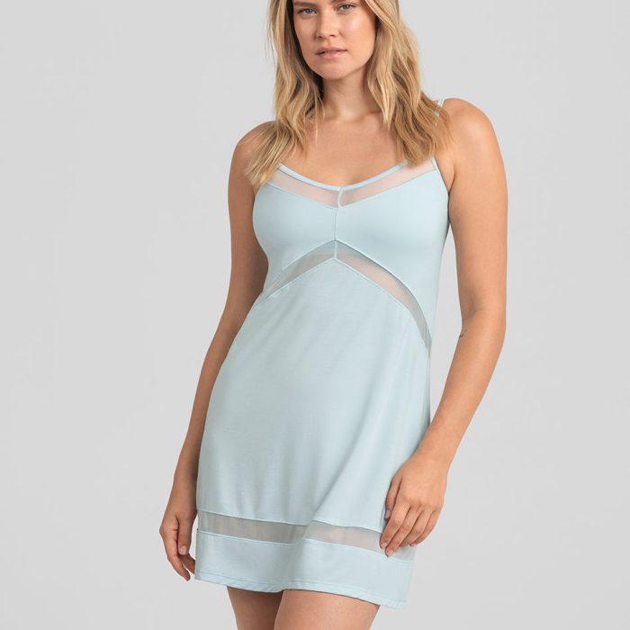 BlissWearChemise-Model-Glacier-S-Elle-Front-2.jpg