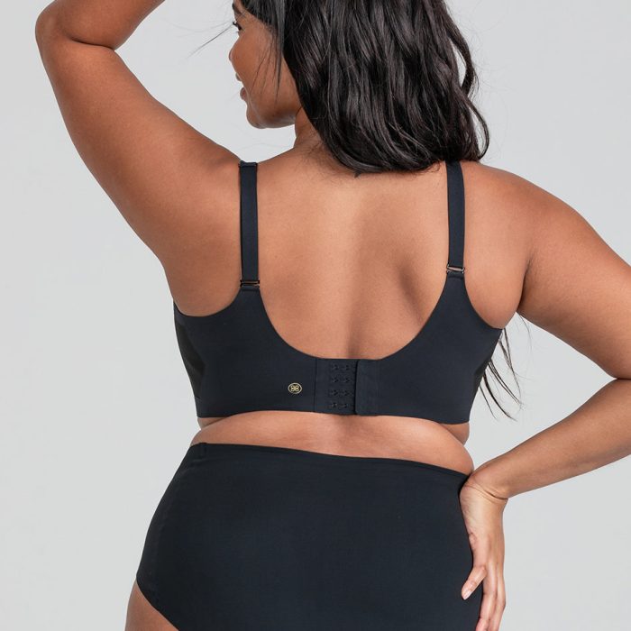 CrossOverBra-Model-Vamp-XL-Malik-Back-2.jpg