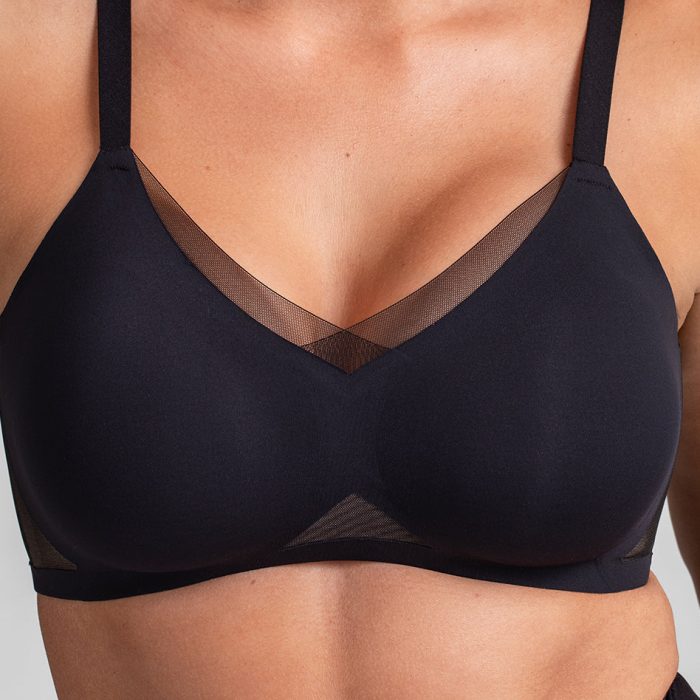 CrossOverBra-ZoomIn-Runway-2-2.jpg