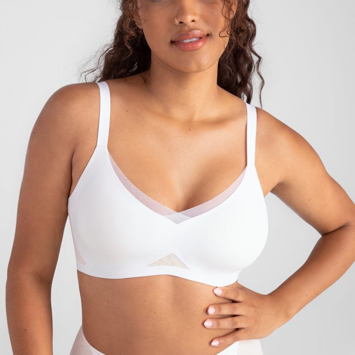 LaceCrossOverBra-Model-Astral-M-Mei-Side.jpg