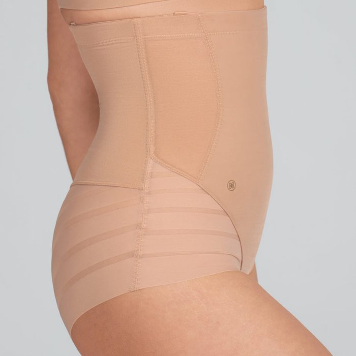 QB-Model-Sand-M-Elle-Side.jpg