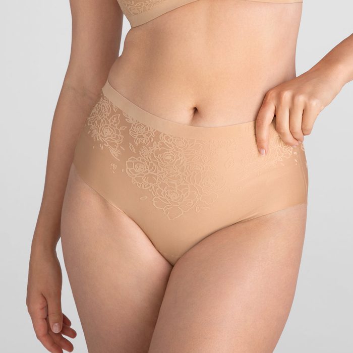 SilhouetteRosesBrief-Model-Sand-M-Elle-Front.jpg