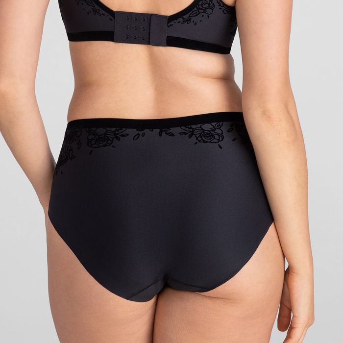 SilhouetteRosesBrief-Model-Vamp-M-Elle-Back.jpg