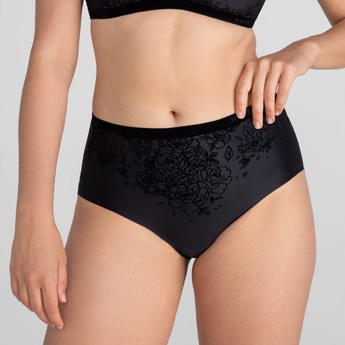 SilhouetteRosesBrief-Model-Vamp-M-Elle-Front.jpg