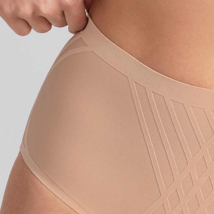 Silhouette_Brief-ZoomIn-Sand.jpg