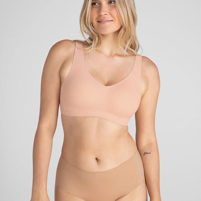 SoftFormBra-Model-Blush-M-Elle-Front.jpg