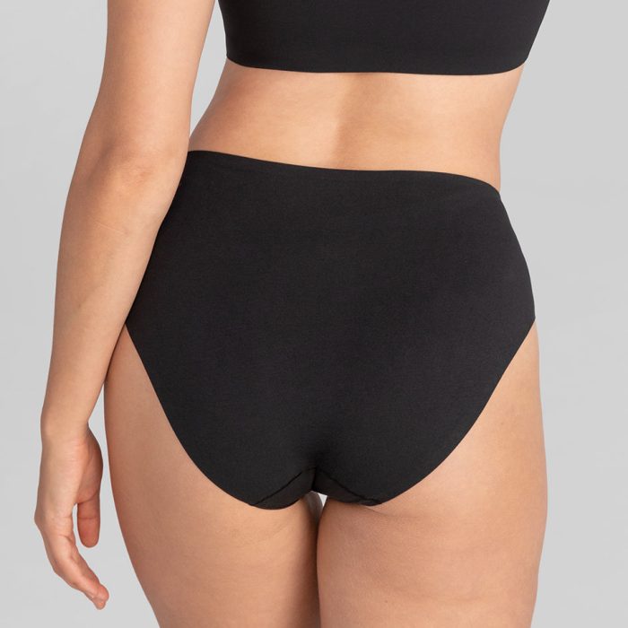 SoftFormCottonHRBrief-Model-Vamp-M-Elle-Back.jpg