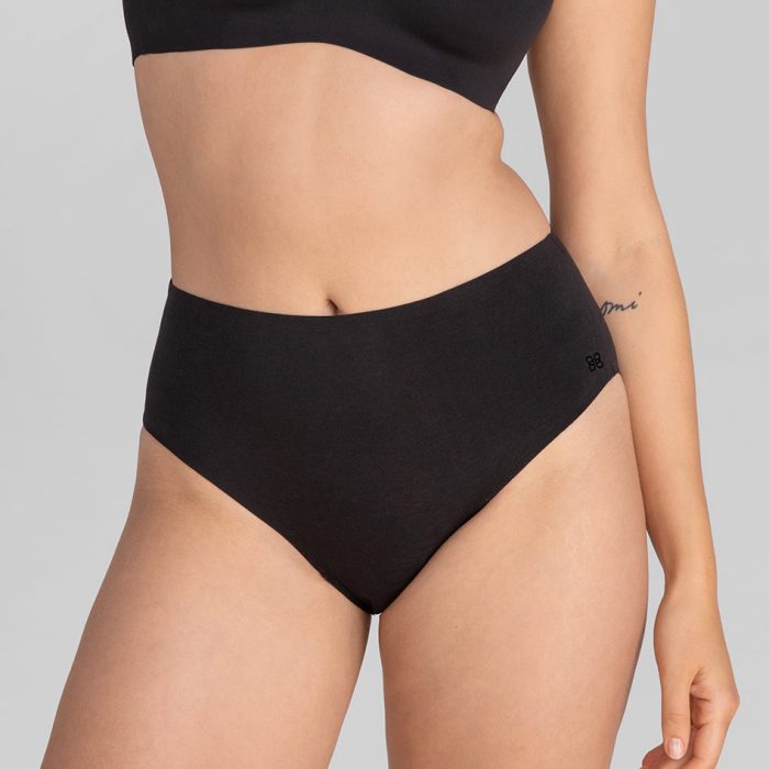 SoftFormCottonHRBrief-Model-Vamp-M-Elle-Front.jpg