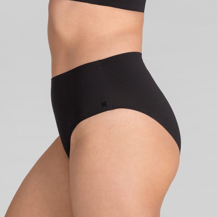 SoftFormCottonHRBrief-Model-Vamp-M-Elle-Side.jpg